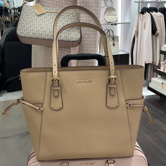 Michael Kors Voyager Small Saffiano Leather Tote Bag
30H1GV6T4T
NWT
OYSTER - Picture 9 of 16